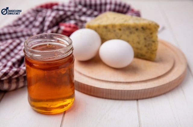Trứng gà và mật ông là phương pháp dân gian được nhiều người truyền tai nhau